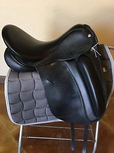 Custom Saddlery Wolfgang Solo dressage saddle 18"...full buffalo!