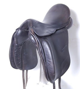 17" COUNTY DRESSAGE SADDLE (SO19742), VERY GOOD CONDITION!! - XVD