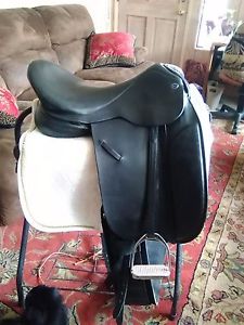 Dressage Saddle, quality leather 17 1\2 inch seat, narrow, fits my Arab