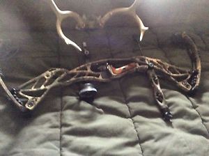 hoyt defiant 30 RH Realtree Xtra 26-28 Draw 50-60lbs #2cams DFX Mint-condition