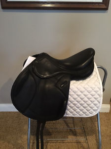 17.5" Classic Mono Flap Jumping Saddle (Black) RTF(rotate to fit)
