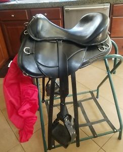 Freeform treeless saddle ,enduro, gel seat, short cut back , cage stirrups