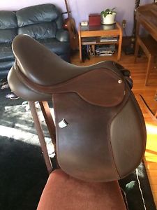 BRAND NEW - 17" bates Caprilli Close Contact saddle w/Easy Change Gullet System