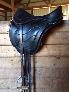 Freeform Treeless Saddle