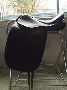 Parelli Fluidity Dressage Saddle Standard Gullet
