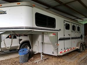 Sundowner 3 horse slant gooseneck