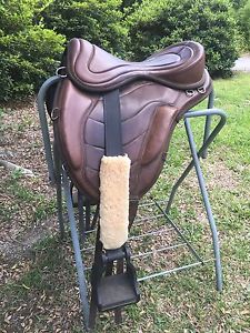 Freeform saddle--Endurance, Trail or Schooling  17" seat on a short back base