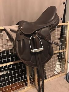 Intrepid International Deluxe Jumping Saddle 17.5 Seat (Medium Tree)