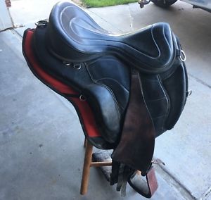 Freeform Treeless Endurance Saddle Black with Red Haf Pad Awesome Condition