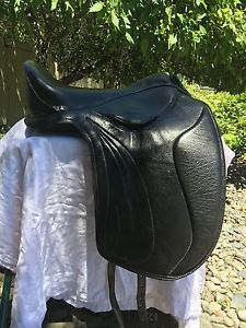 HM Vogue Dressage saddle- treeless/soft tree, black, 18" seat