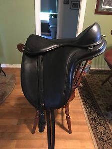 freeform treeless saddle 18"