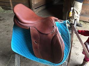 close contact ovation saddle. Only Rode in handful of times. In Great Condition!