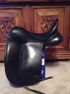 Fryso Legacy Dressage saddle 17.5 x5 wide