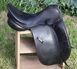 17" medium Euroriding Diamant Dressage saddle, fit 3, made in England