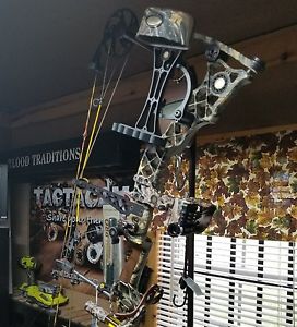 Mathews Z9 Compound Bow RH -70lbs And 31in Draw Sight Rest & Quiver
