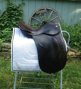17" BARNSBY dressage saddle barely USED w/original dust cover