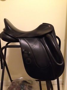 Hennig Classic Dressage Saddle 17" seat   Excellent Condition