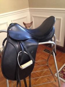 County Saddlery Warmblood Dressage Saddle, perfect condition #4 tree, 18" seat