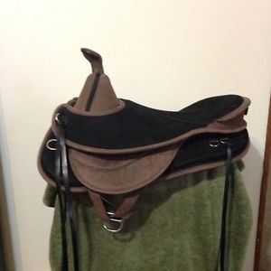 Freeform Rogue , treeless, cutback standard base, 15.5 western seat