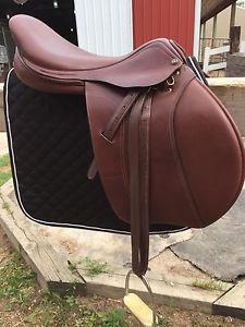 Ovation Close Contact English Saddle - Only a handful of rides in this saddle